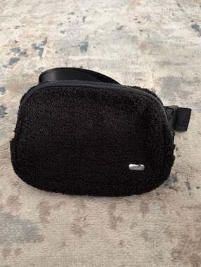 Lolë Unisex Sherpa Fleece Belt Bag Fanny Pack in Black